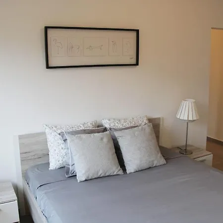 New & Modern With Beautiful View! Apartment