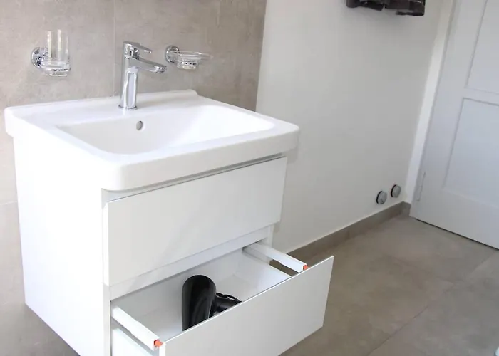 New & Modern With Beautiful View! דירה *